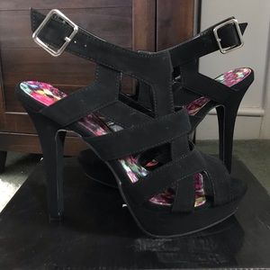 Deb Black Pumps Size 9